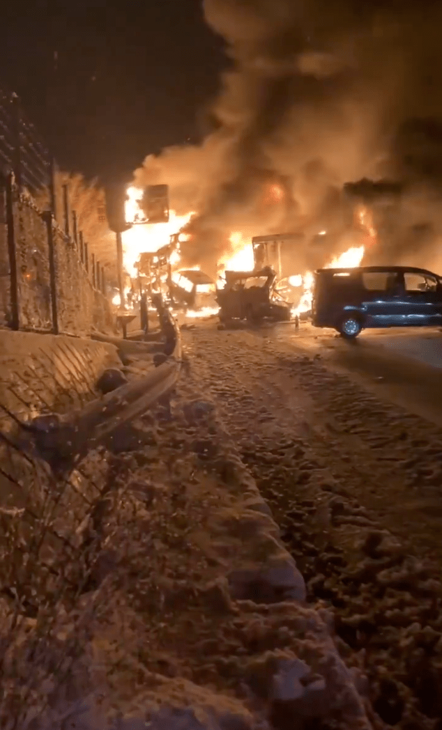 目擊者上傳至社群平台X的畫面顯示，至少16輛汽車陷入火海，烈焰沖天並傳出陣陣爆炸聲。X@vismoglie