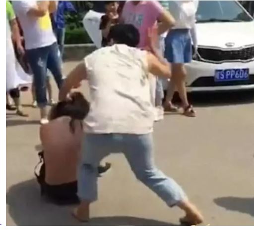 內地不時傳出元配當街打小三的事件。網圖