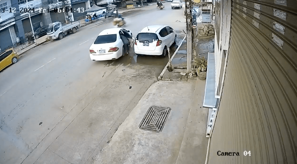 当绑匪开车逃离,她仍死抓住车厢,不愿下车。 当绑匪开车逃离,她仍死抓住车厢,不愿下车。