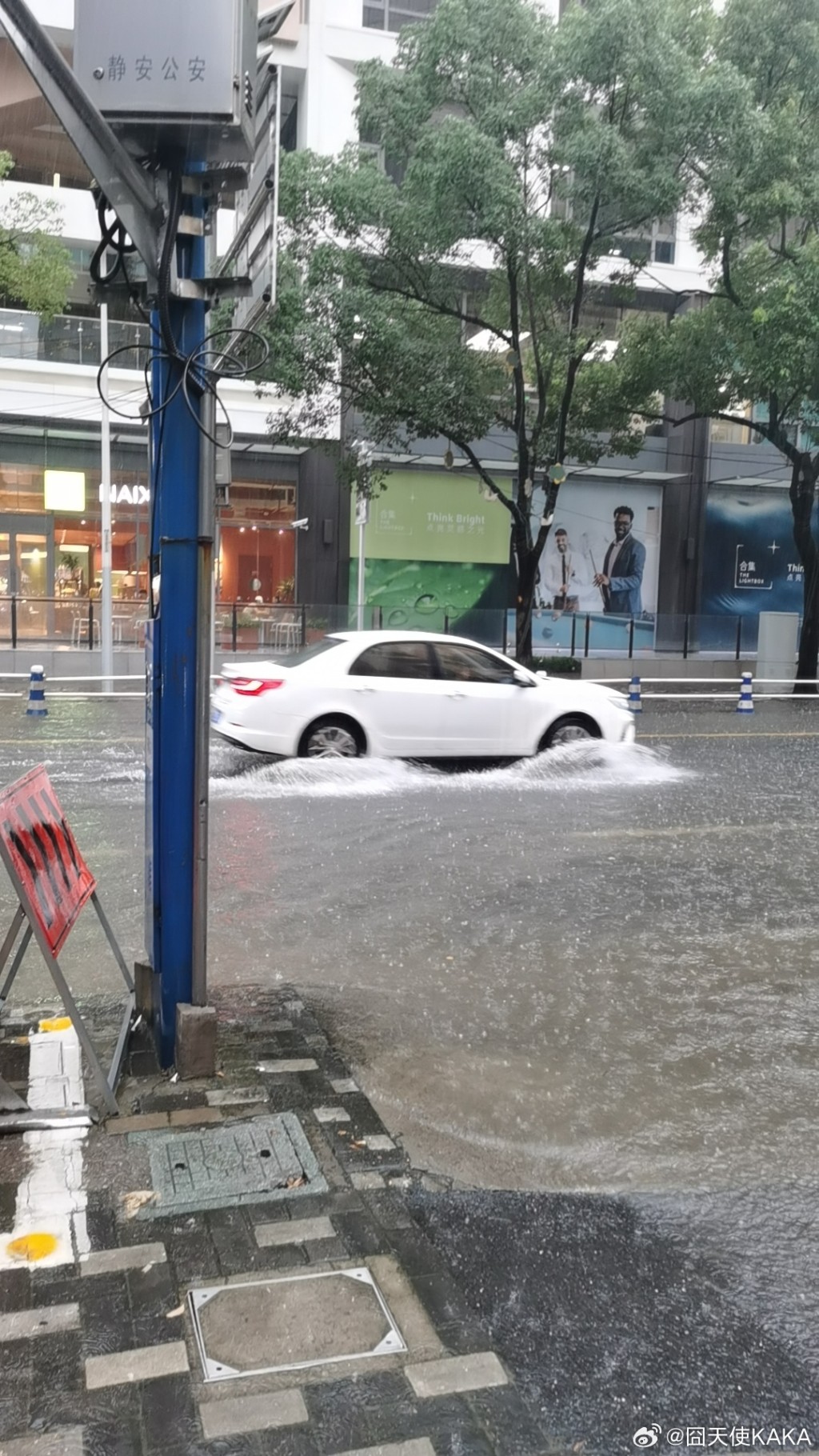 暴雨之下上海多處水浸。