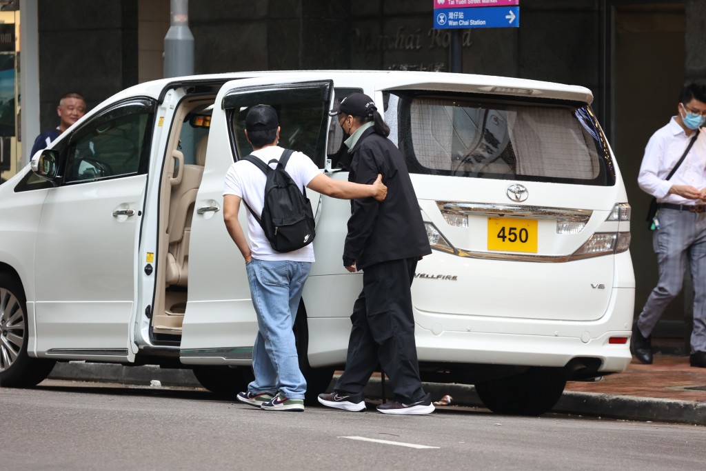 助手扶住他步上七人车，等侯工人买餸回来。