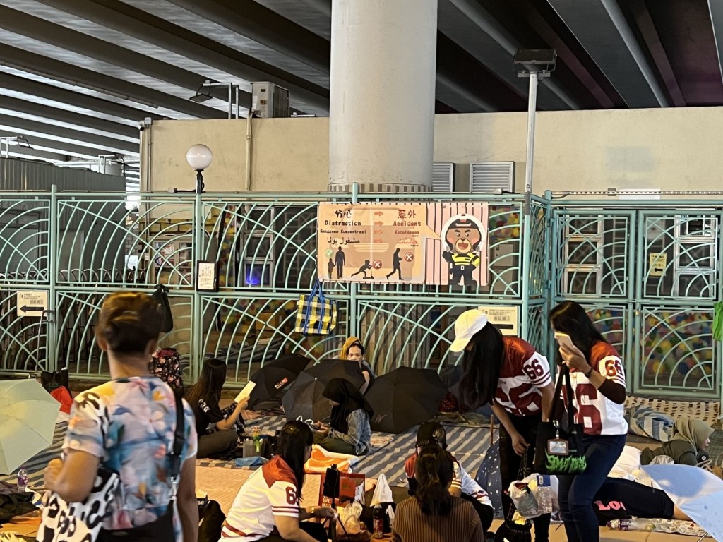 西九龍交通部亦專為家庭傭工設計道路安全橫額，內容包括照顧小孩時常見的道路安全風險。