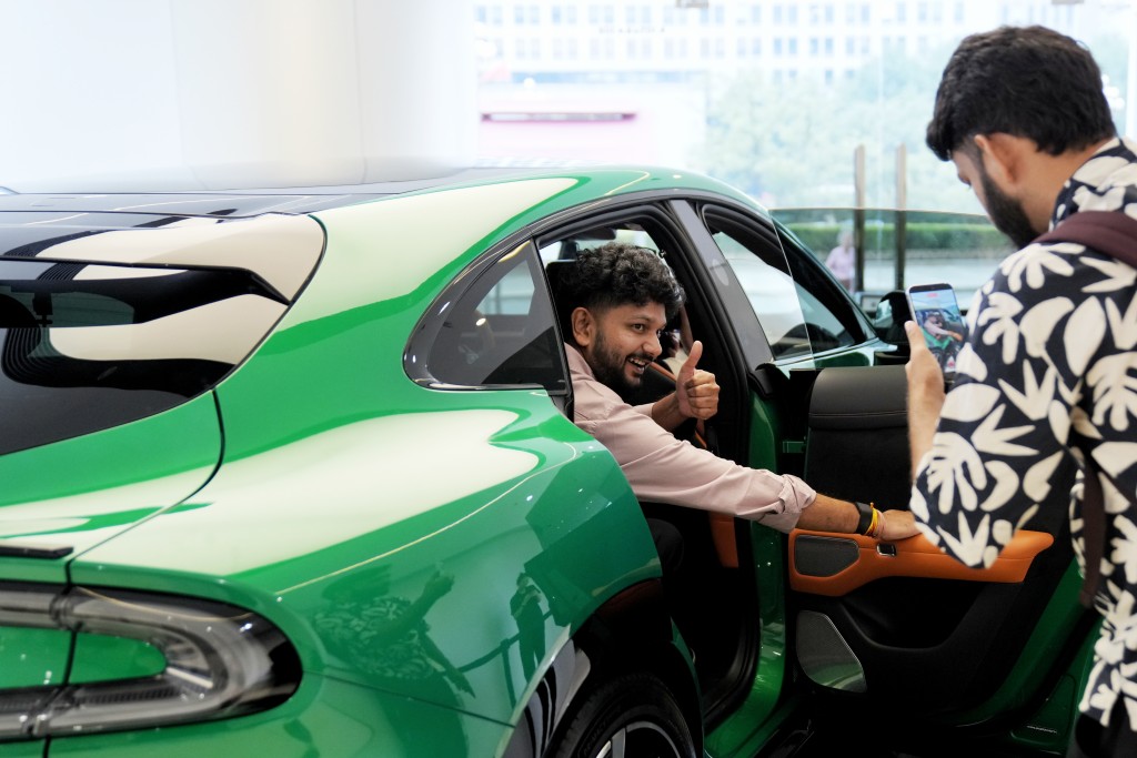 在北京一家小米汽車門店,新發佈的小米YU7汽車受消費者關注。中新社 在北京一家小米汽車門店,新發佈的小米YU7汽車受消費者關注。中新社