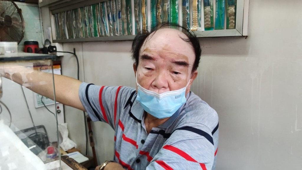 表店東主溫先生講述經過。 梁國峰攝