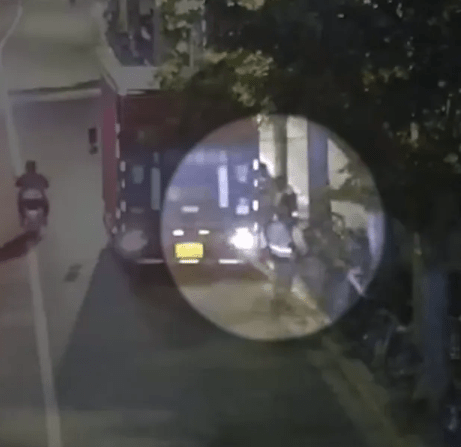 上海11人偷上萬輛共享單車拆賣。央視 上海11人偷上萬輛共享單車拆賣。央視