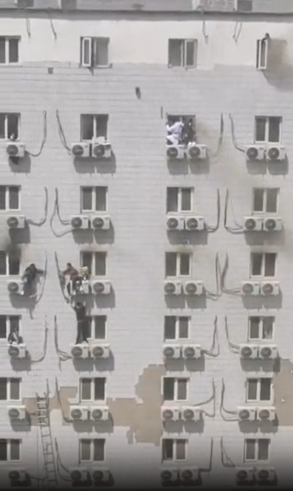 從網上影片見大火發生時有人爬窗逃生。網圖