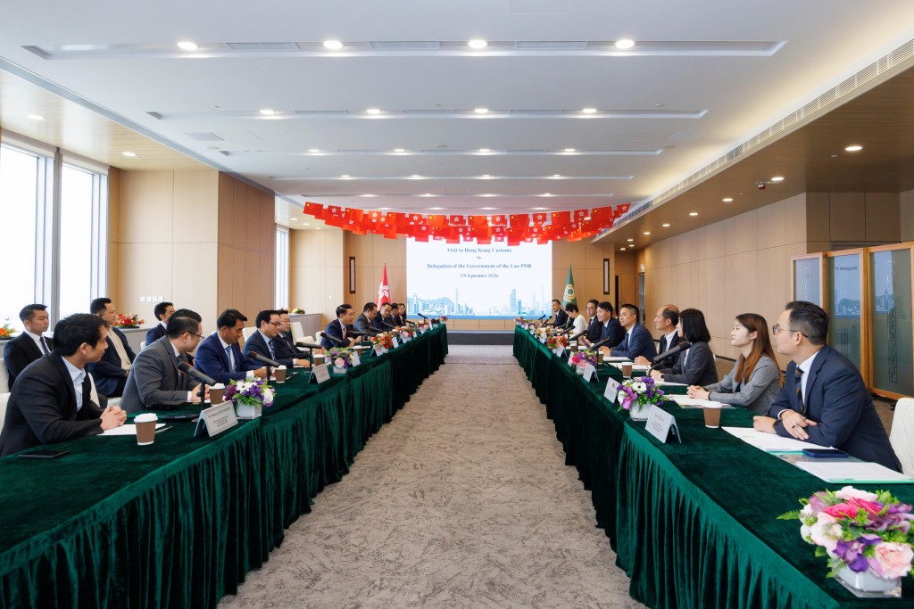 署理海关关长胡伟军在海关总部大楼,与老挝副总理沙伦赛.贡玛西及代表团会面,双方就共同关注的议题交换意见。 署理海关关长胡伟军在海关总部大楼,与老挝副总理沙伦赛.贡玛西及代表团会面,双方就共同关注的议题交换意见。