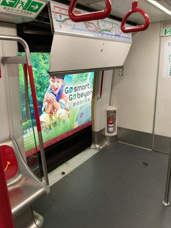 位於第一卡的車門鬆脫,跌落路軌。