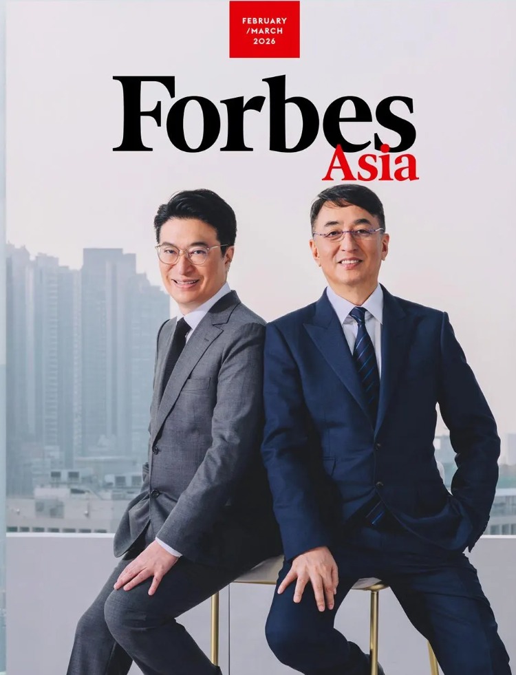 恒地主席李家傑（右）與李家誠，接受《福布斯亞洲》訪問表示集團以地產與綠色能源業務雙軌佈局。