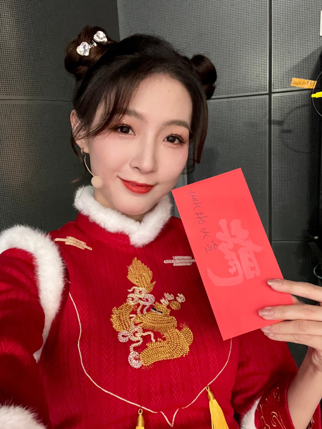 95後宋雪瑩成央視金牌體育節目《天下足球》主持人。微博@宋雪瑩