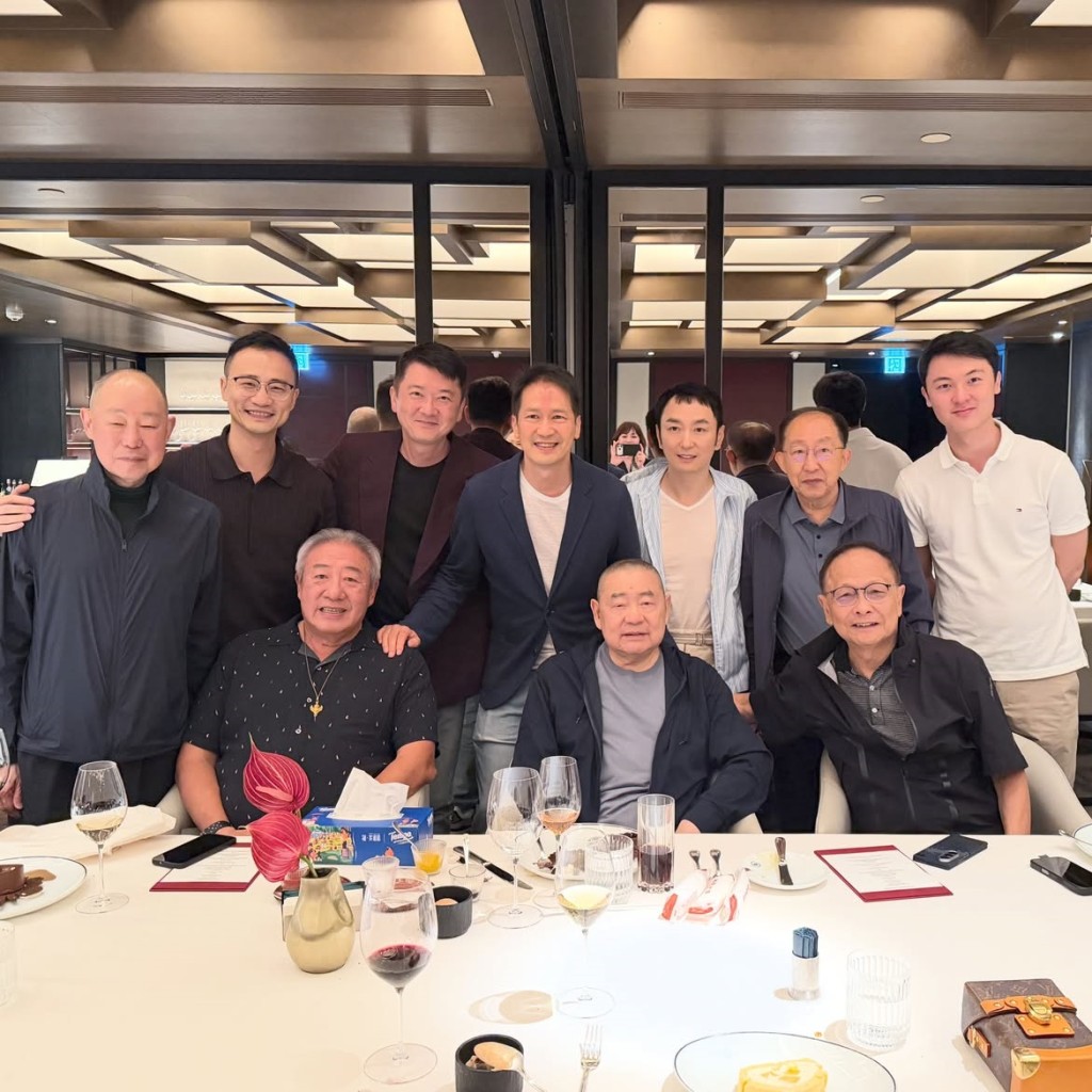劉鑾雄（前排中）和劉鑾鴻（後排左1）近日罕同框。