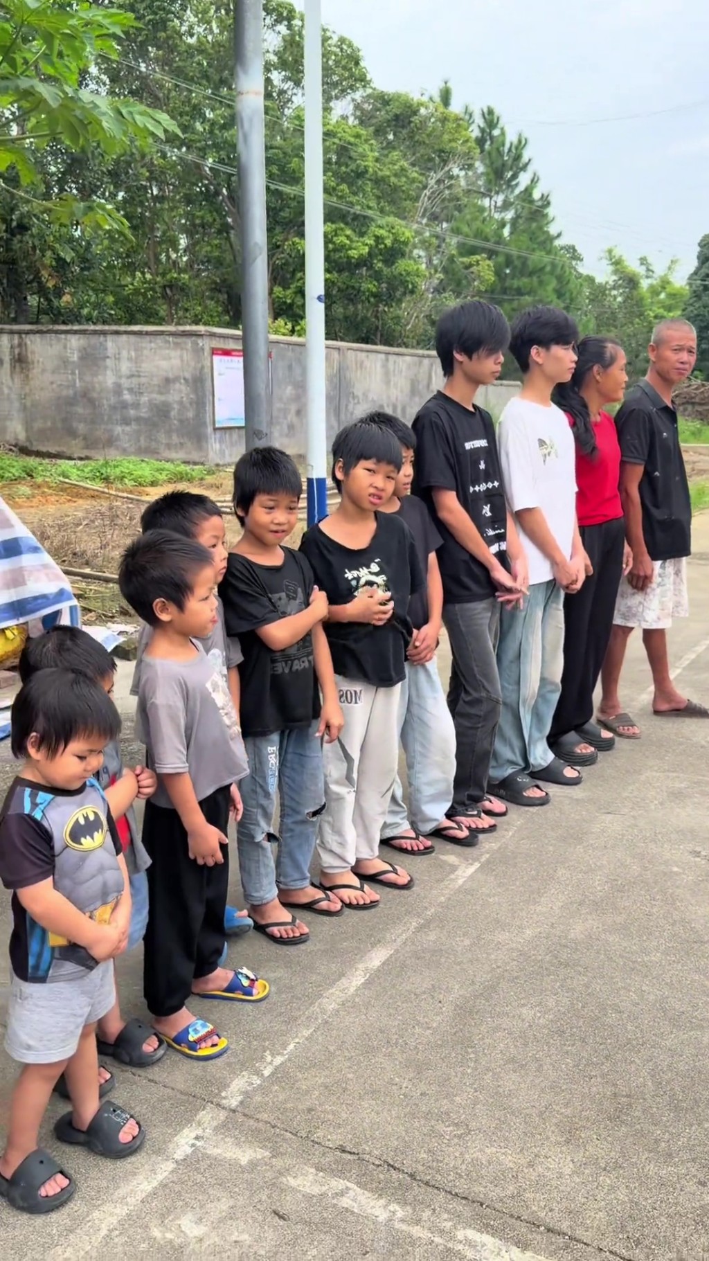 广西夫妻生13个孩子最大22岁最小2岁。 广西夫妻生13个孩子最大22岁最小2岁。