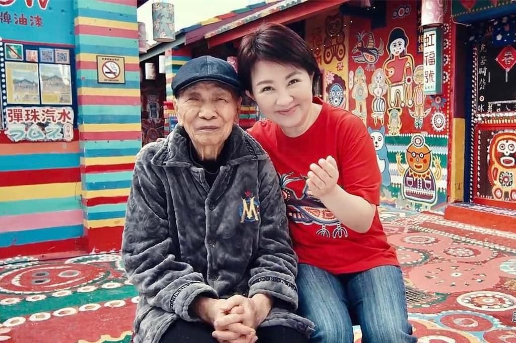 台中市长卢秀燕（右）发出与彩虹爷爷黄永阜的合照，表达哀悼之意。 中时