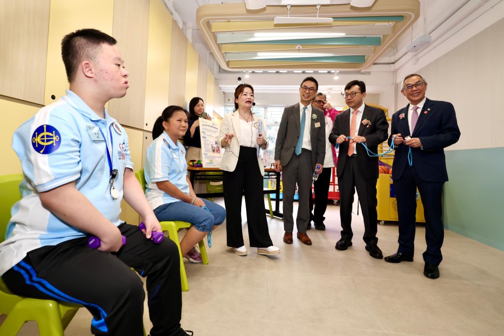 主禮嘉賓參觀翻新後的「賽馬會元匯工場」。 主禮嘉賓參觀翻新後的「賽馬會元匯工場」。