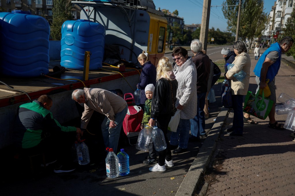 在烏克蘭米科萊夫，當地人正在儲水因主要飲用水供應管道在赫爾松地區遭到破壞。路透