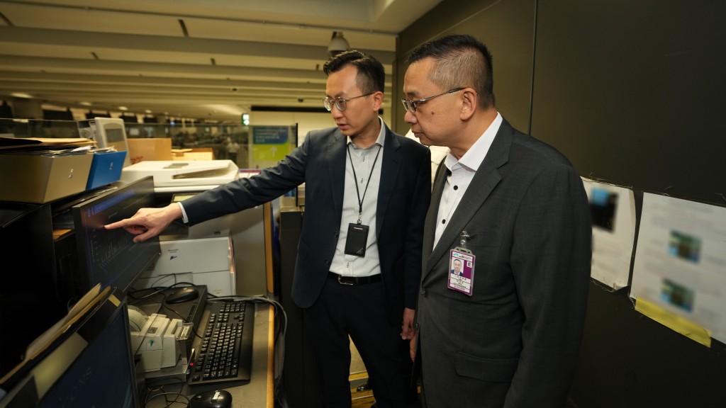 入境處處長郭俊峯今日（25日）到機場管制站視察旅客人流情況及人手調配安排。