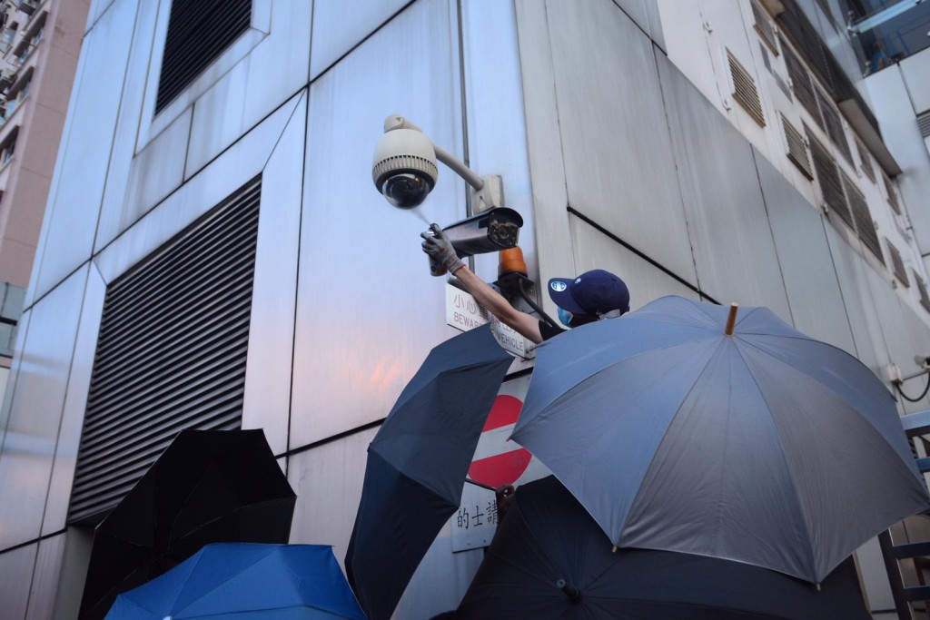 示威者噴黑閉路電視鏡頭。