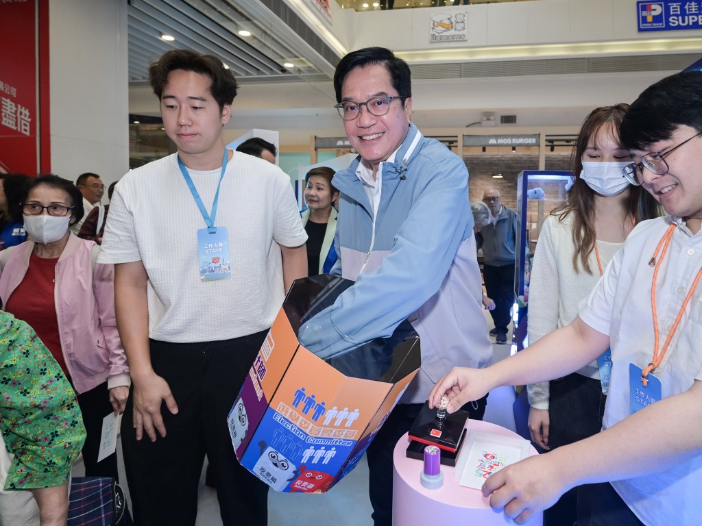 展覽現場設有互動遊戲、展板等,加深市民認識有關立法會的功能和如何組成。黃偉綸FB 展覽現場設有互動遊戲、展板等,加深市民認識有關立法會的功能和如何組成。黃偉綸FB