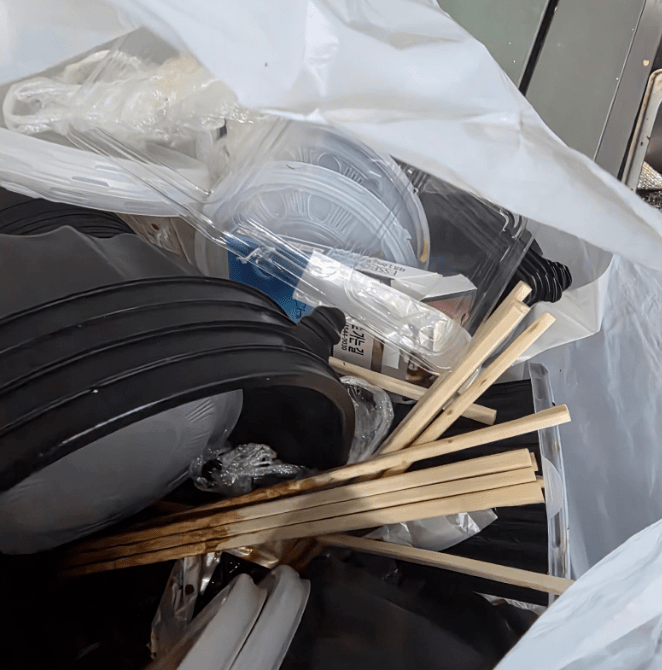 顾客投诉有异物却吃光21碗炸酱面涉嫌白嫖。 bobaedream