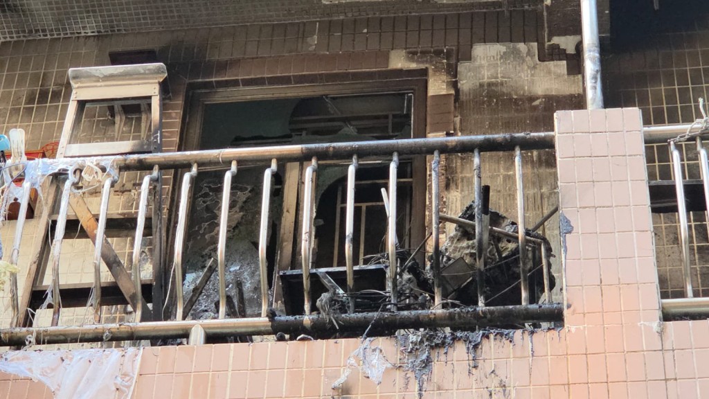 起火单位付之一炬,外墙亦被熏黑。 起火单位付之一炬,外墙亦被熏黑。