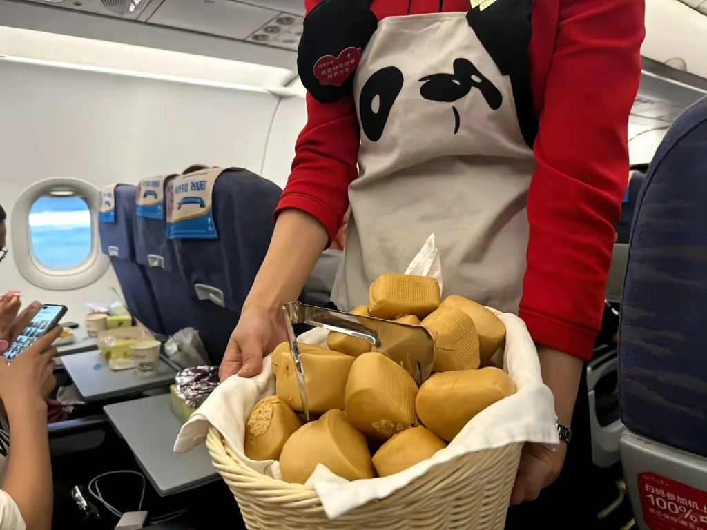 川航部份航班派饅頭或花捲等小食,引起網民爭論。小紅書 川航部份航班派饅頭或花捲等小食,引起網民爭論。小紅書