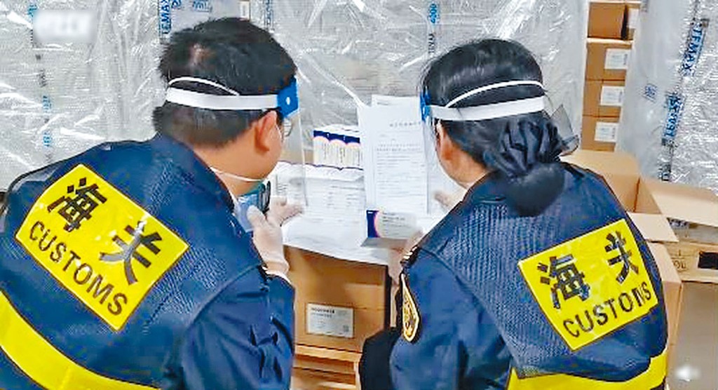 今年三月，上海海关检验首批进口辉瑞新冠治疗药物。