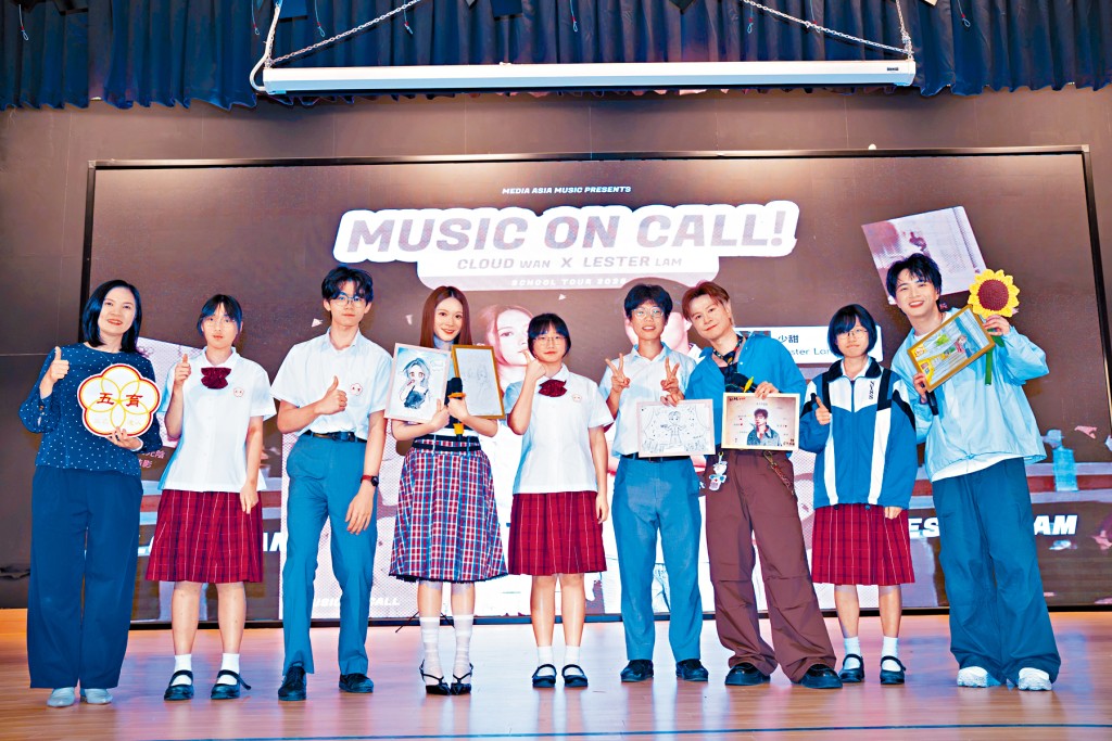 三人与学生们打成一片。