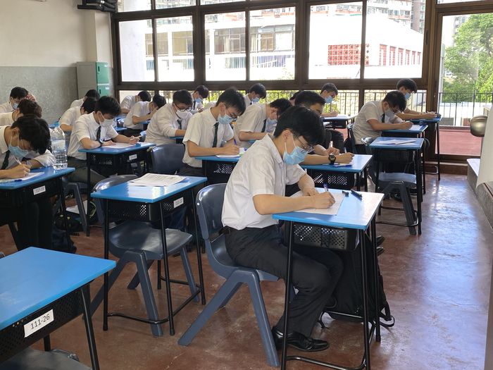 九龍華仁書院中六學生今午返校進行測驗。(圖片由校方提供)