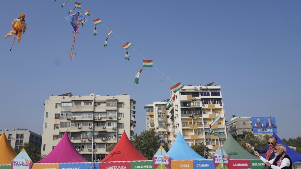 印度總理莫迪與德國總理默茨為2026年國際風箏節揭幕。 美聯社