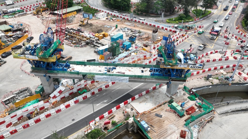 土拓署指連接落馬洲路與粉嶺公路/新田公路的連接路工程第四節段橋樑完成吊裝。土拓署FB圖片 土拓署指連接落馬洲路與粉嶺公路/新田公路的連接路工程第四節段橋樑完成吊裝。土拓署FB圖片