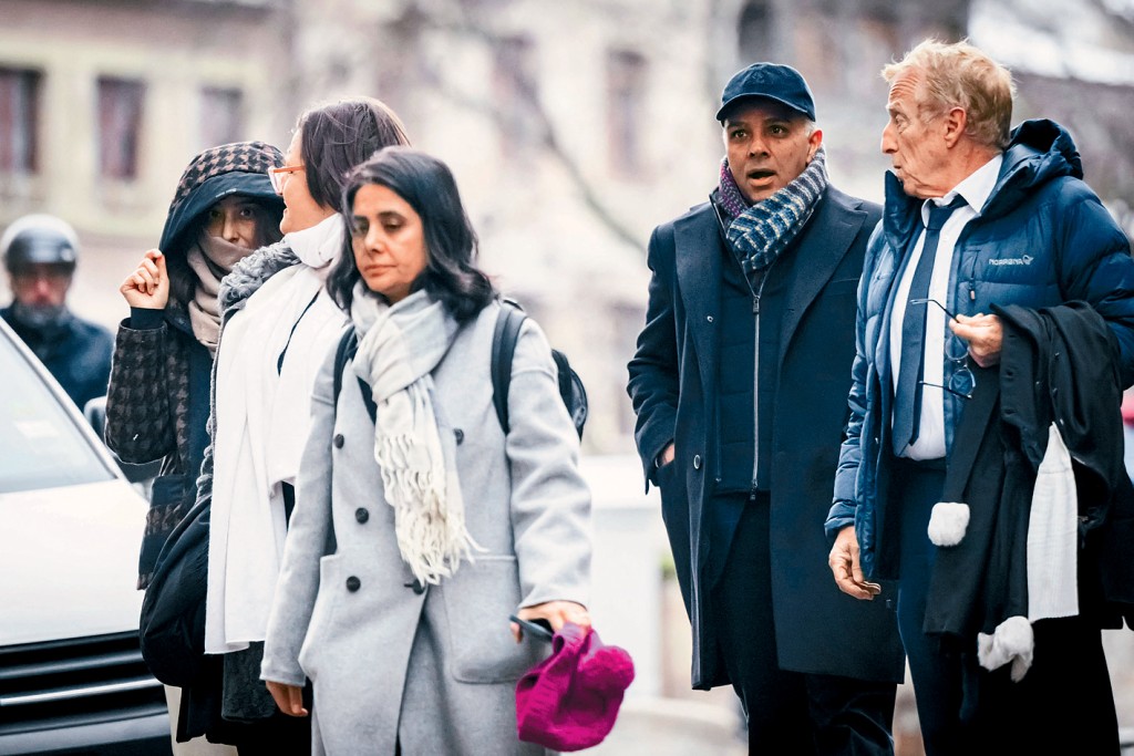 欣杜贾家族成员阿贾伊（右二）和娜姆拉塔（左），一月由律师陪同在日内瓦出庭。