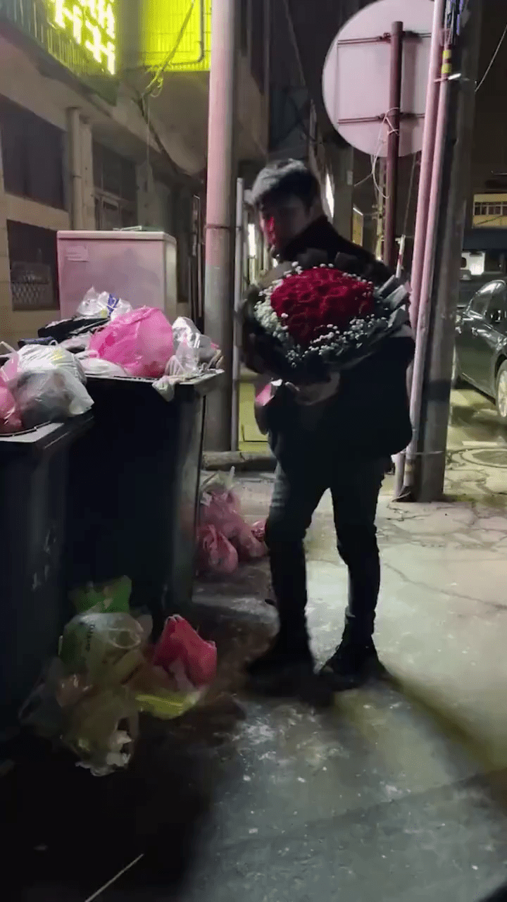 江苏男垃圾桶捡玫瑰送妻子，妻子并不介意。