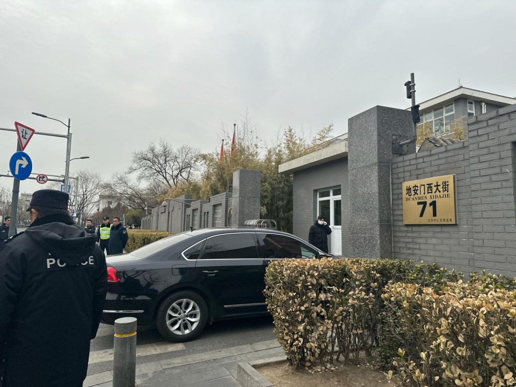 特区政府驻北京办事处门外保安严密，李家超一行人乘车进入驻京办后，保安人员随即拉起铁闸。何嘉敏摄