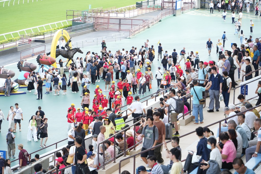 雖然下午天氣炎熱，但無阻市民及遊客親身到場，感受一下熱鬧氣氛。
