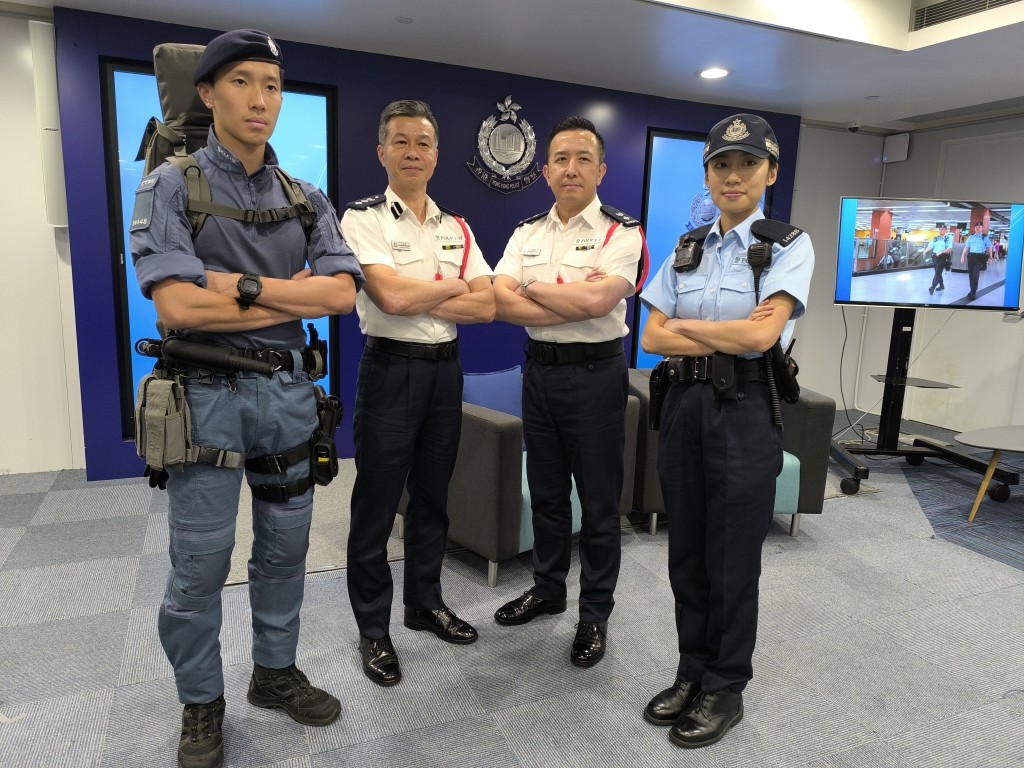 警務處行動部總警司王智榮（左二）、警務處鐵路警區指揮官余偉傑（右二）講述鐵路警政未來發展及提升鐵路沿線執法效能的方案。 黃少君攝