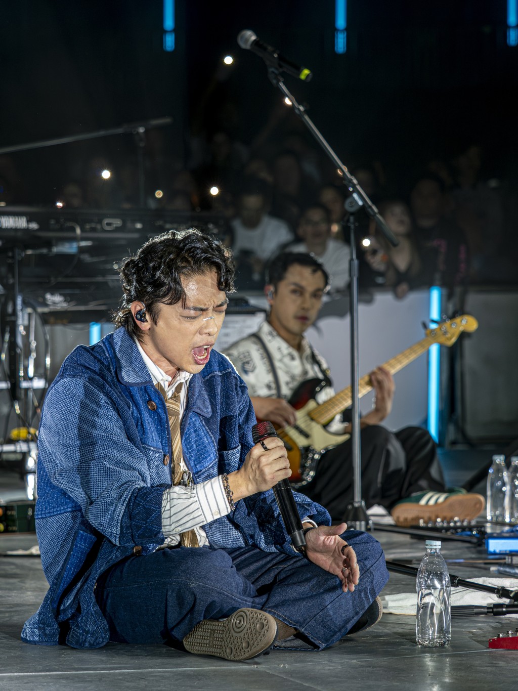 Van坐住唱。 Van坐住唱。