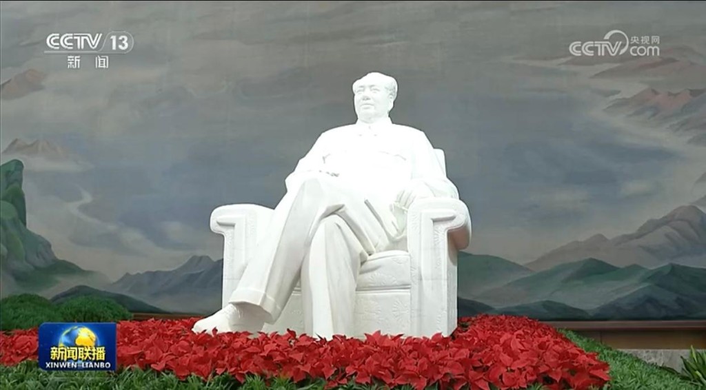 习近平等向毛泽东坐像三鞠躬。 央视新闻联播画面