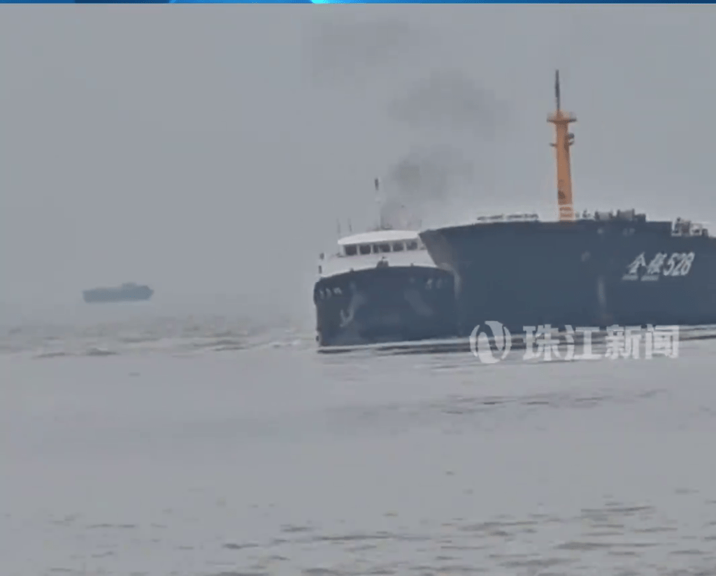 江蘇南通長江水域2船相撞一刻。 珠江新聞