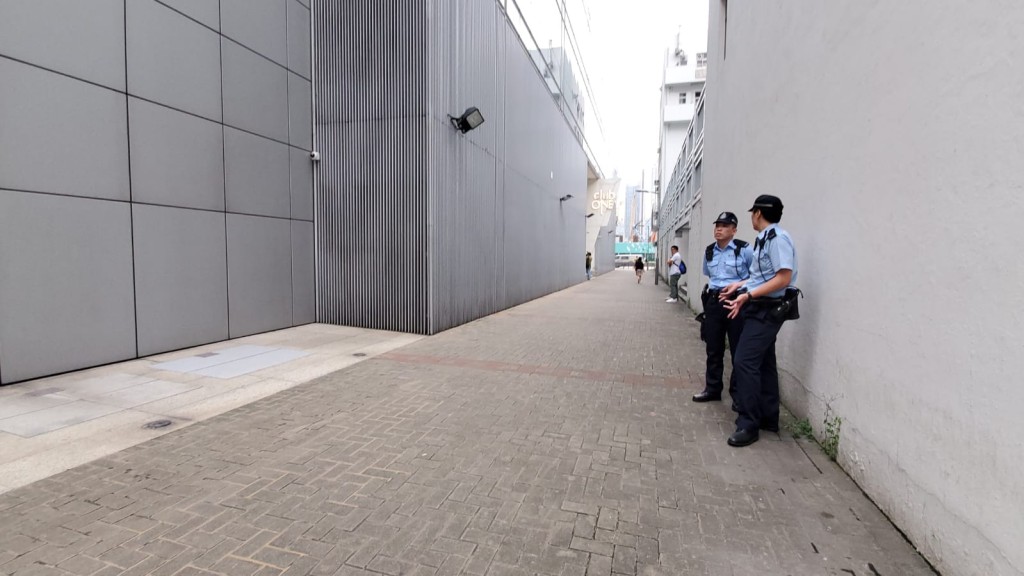 有兩名警員在婚宴場地外附件戒備。