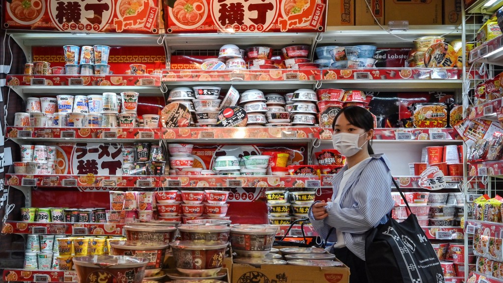 「滾動儲糧法」建議將即食麵等日常備品購買略多一點即可防災。 法新社 「滾動儲糧法」建議將即食麵等日常備品購買略多一點即可防災。 法新社
