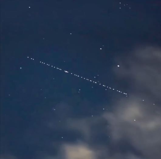 河南6日晚，多地民众在夜空中发现神秘光串。抖音