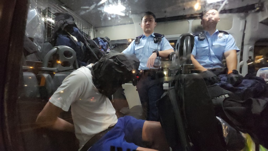 警方拘捕男司機。