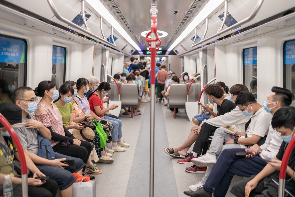 不少市民习惯乘地铁时使用手机。