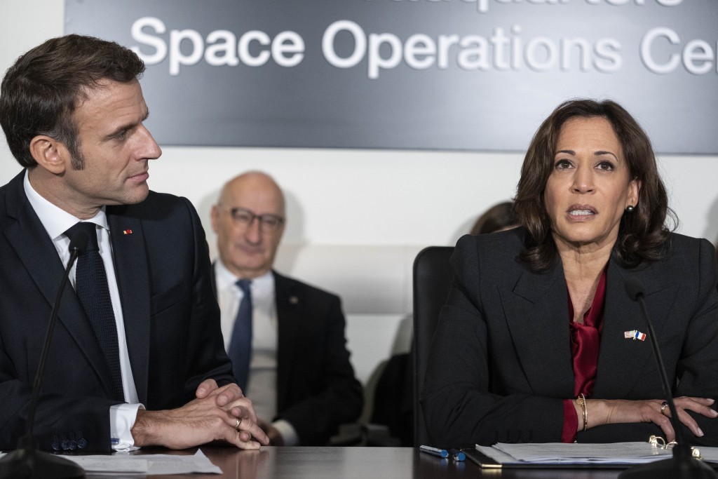 法國總統馬克龍（左）和美國副總統賀錦麗在華盛頓美國太空總署總部舉行的會議上發表講話，強調兩國之間的太空合作。AP