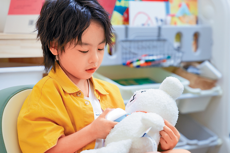 深圳一名小孩和AI公仔互動。