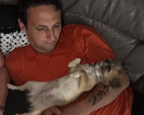 丹(Dan)與愛犬芝娃娃可可(Coco)。網圖