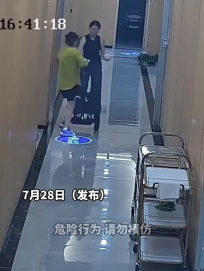 懷孕黑衣女在室內駕平衡車，與人相撞後小產。微博