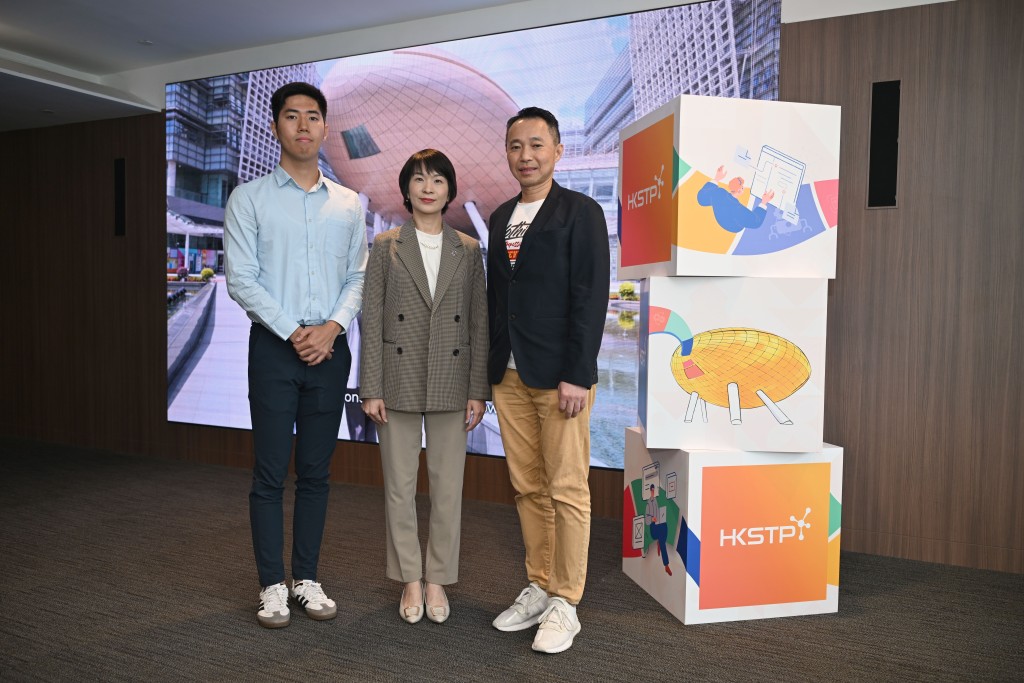 香港科技园公司首席人才总监王秀丽（中）与曾参与2025 Talent Foundry的科大毕业生李嘉曦（左）及园区初创公司Glassbox AI 行政总裁卢耀堂（右）, 在「Reimagine AI+」招聘会后分享对业界注入新动力的看法。