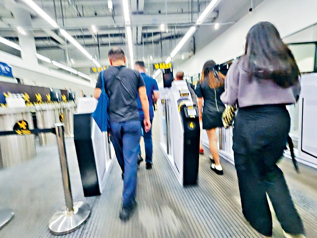 取消「黑码」政策后，旅客今晨过关畅顺。