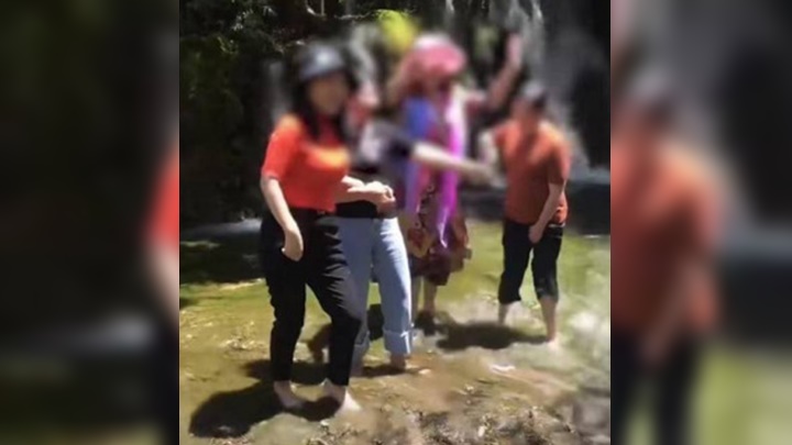 四名大媽脫鞋進入九寨溝瀑布嬉水，遭到行政處罰。網上圖片